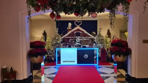 Here, we set up the welcome desk of one of our events completely adapted to a christmas theme. We used mistletoes and a variety of christmas decoration.