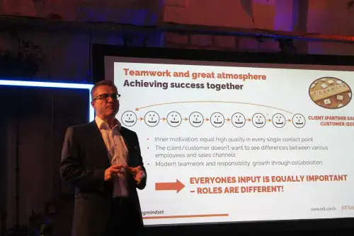 This picture shows an external trainer, that we got for a corporate event, presenting a coaching presentation.