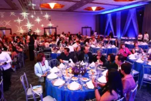 This picture shows a large group of participants on a gala-event.