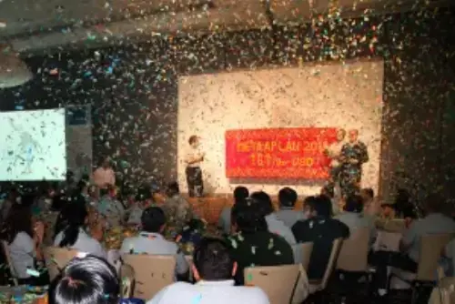 This picture shows an awarding ceremony with confetti on a corporate event.